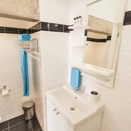 דירה Lovelystay - Cosy Bairro Alto Duplex ליסבון