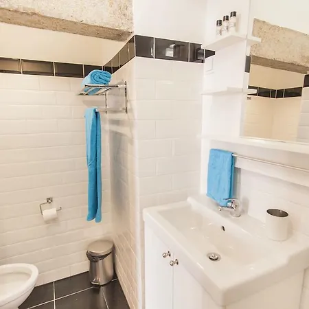 Lovelystay - Cosy Bairro Alto Duplex דירה
