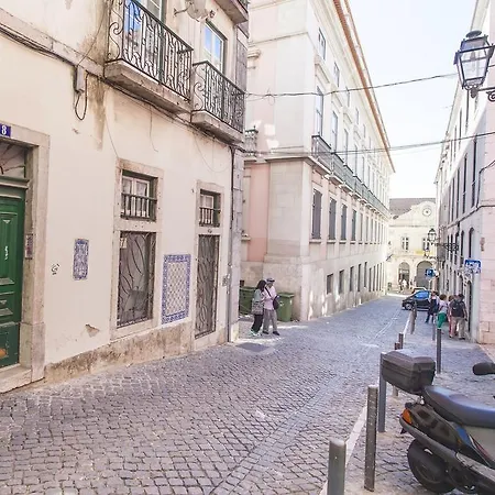 Lovelystay - Cosy Bairro Alto Duplex דירה